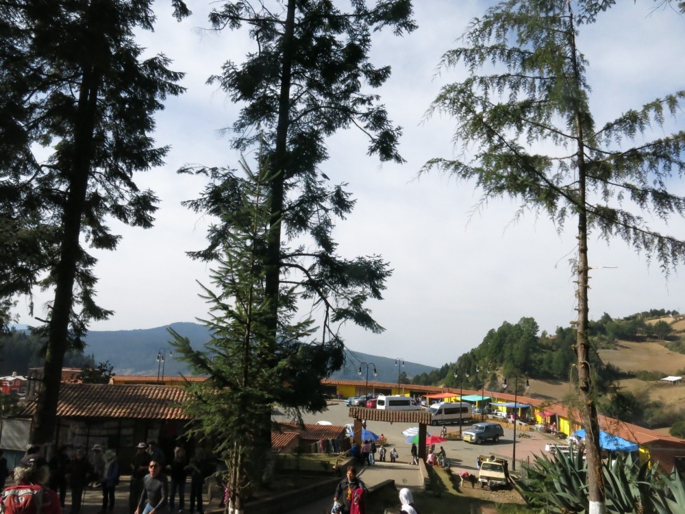 Being scarcely 10 o’clock in the morning, one can see how the parking area gets gradually full. 