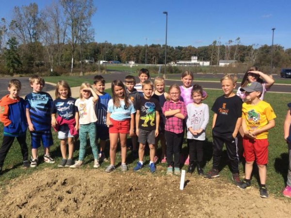 Students planting tulips 